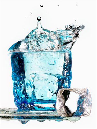 plunge - Ice cube falling in a glass of water Stock Photo - Premium Royalty-Free, Code: 652-02222203