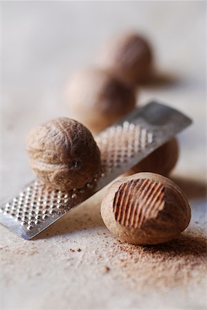 Nutmeg with small grater Foto de stock - Sin royalties Premium, Código: 652-02222267