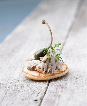 Mini blini with mackerel rillettes and caper Foto de stock - Sin royalties Premium, Código: 652-02222444