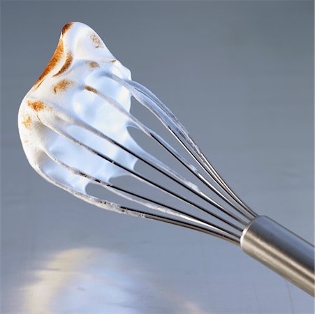 Meringue grillée sur un fouet Photographie de stock - Premium Libres de Droits, Code: 652-02222448