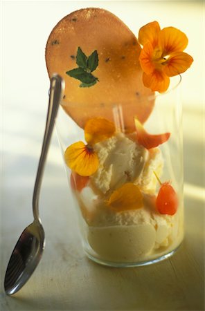 vanilla ice cream with nasturtiums Stock Photo - Premium Royalty-Free, Code: 652-02222509