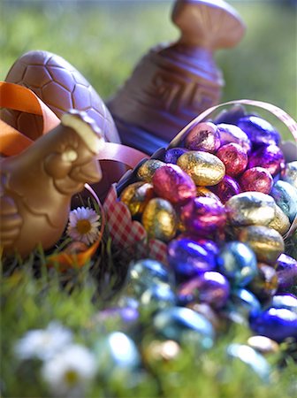 easter grass - Selection of Easter chocolates Foto de stock - Royalty Free Premium, Número: 652-02222649