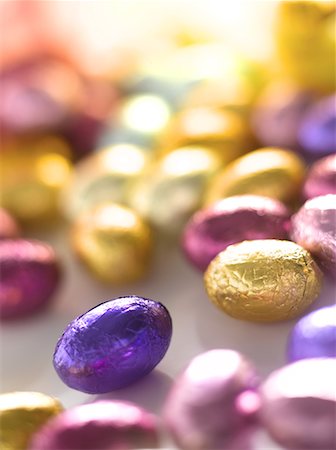 Small chocolate Easter eggs Foto de stock - Sin royalties Premium, Código: 652-02222651