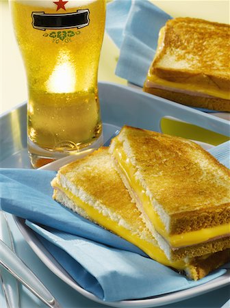 simsearch:652-02221388,k - ham and cheddar toasted sandwich and glass of beer Fotografie stock - Premium Royalty-Free, Codice: 652-02222864