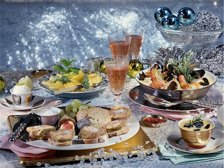 réception (événement) - Terrine de foie gras, soupe de fruits de mer aux truffes et carpaccio d'ananas Photographie de stock - Premium Libres de Droits, Code: 652-03634005