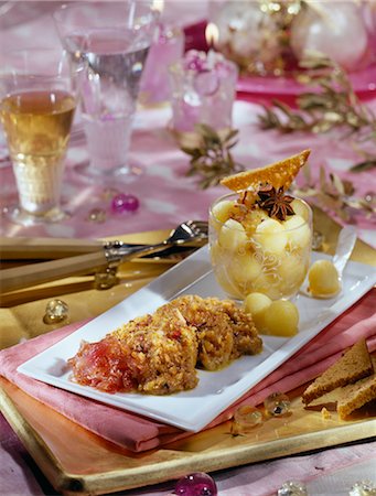 Foie gras poêlé en croûte de pain d'épice, chutney d'échalote et melon ball salade Photographie de stock - Premium Libres de Droits, Code: 652-03634010