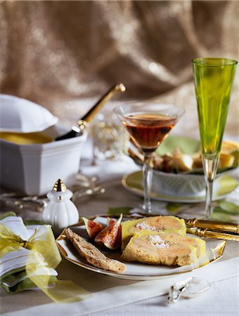 simsearch:652-03801723,k - Foie gras au pain tranché Photographie de stock - Premium Libres de Droits, Code: 652-03634012