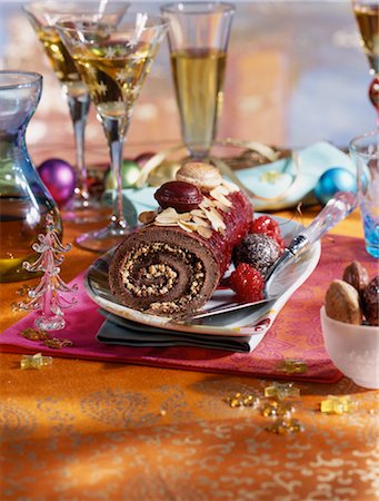 simsearch:652-03633400,k - Chocolate,cherry,almond and nougatine rolled log cake Foto de stock - Sin royalties Premium, Código: 652-03634023