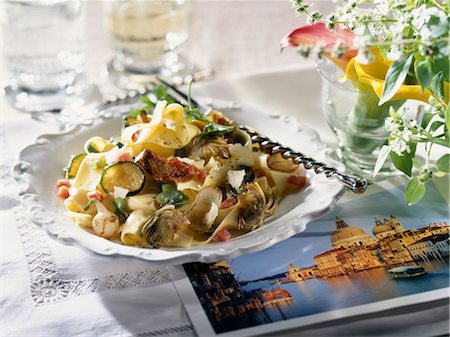 Parpadelles avec petits légumes et de jambon de San Daniele Photographie de stock - Premium Libres de Droits, Code: 652-03634085