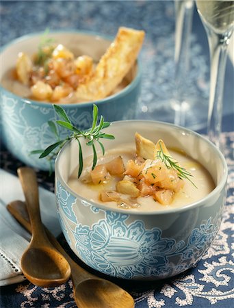 simsearch:652-03800641,k - White bean soup with smoked salmon and dill Foto de stock - Royalty Free Premium, Número: 652-03634093