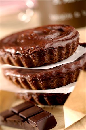 simsearch:652-06819329,k - Tas de gâteaux de crème pâtissière au chocolat Photographie de stock - Premium Libres de Droits, Code: 652-03634223
