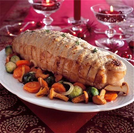 simsearch:652-03633314,k - Roast pork with vegetables and chanterelles Foto de stock - Sin royalties Premium, Código: 652-03634242