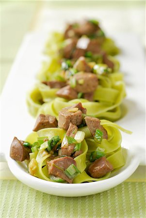 spinach pasta - Green tagliatelles with rabbit's livers and spring onions Stock Photo - Premium Royalty-Free, Code: 652-03634319