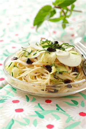 queso de cabra - Linguine with goat's cheese,courgettes,olives and mint Foto de stock - Sin royalties Premium, Código: 652-03634311