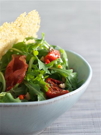 Bacon, red pepper and rocket salad Stock Photo - Premium Royalty-Free, Code: 652-03634528