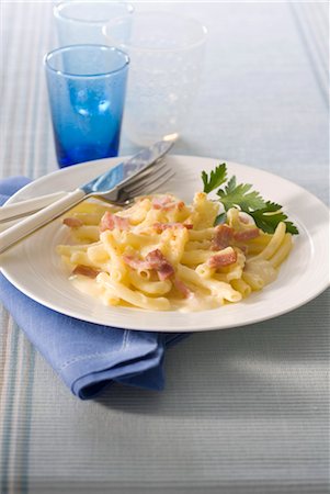 Gratin de macaronis Photographie de stock - Premium Libres de Droits, Code: 652-03634532