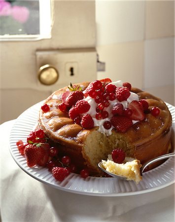 simsearch:652-03801545,k - Summer fruit Savarin Foto de stock - Sin royalties Premium, Código: 652-03634749