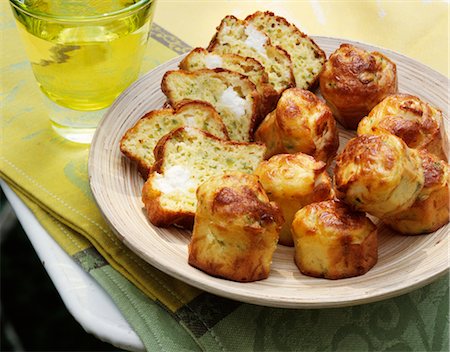 simsearch:652-05807192,k - Cake salé courgettes et feta Photographie de stock - Premium Libres de Droits, Code: 652-03634788