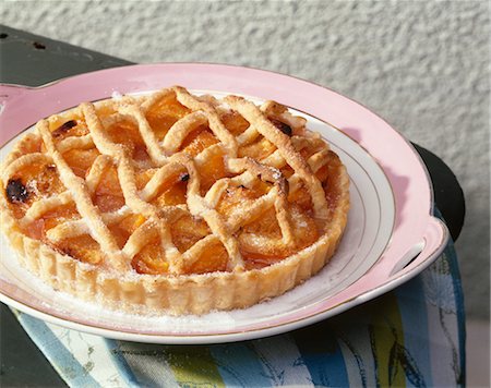 simsearch:652-03800976,k - Tarte aux abricot Photographie de stock - Premium Libres de Droits, Code: 652-03634783