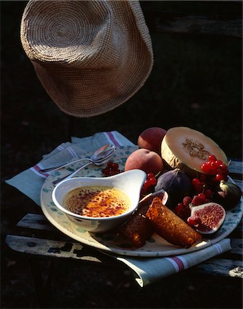 simsearch:652-03801545,k - Creme brulée with honey and orange tuile bicuits Foto de stock - Sin royalties Premium, Código: 652-03634796
