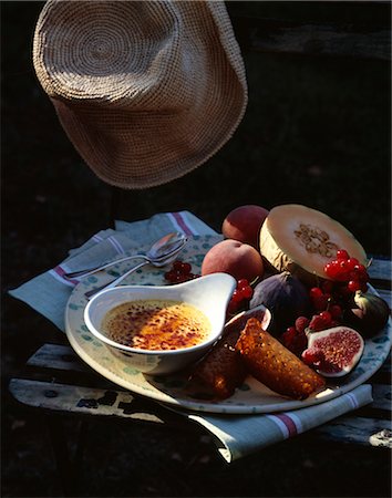 Creme brulée with honey and orange tuile bicuits Stock Photo - Premium Royalty-Free, Code: 652-03634796