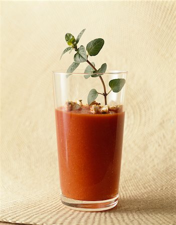 simsearch:652-03802467,k - Tomato soup with mozzarella Foto de stock - Sin royalties Premium, Código: 652-03634935