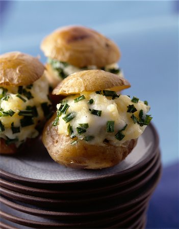 relleno (comida) - Potatoes stuffed with cheese and chives Foto de stock - Sin royalties Premium, Código: 652-03634930