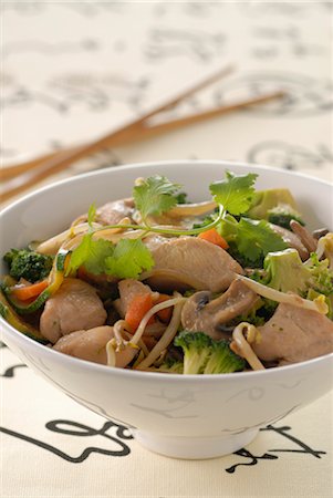 simsearch:652-03634773,k - Poulet et légumes cuits dans un wok Photographie de stock - Premium Libres de Droits, Code: 652-03635031