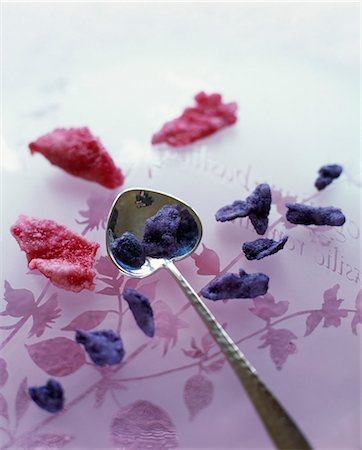Crystallized rose petals and violettes Foto de stock - Sin royalties Premium, Código: 652-03635048