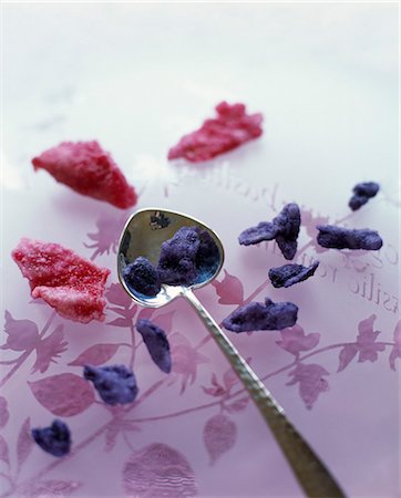 Kandierte Rosenblätter und violettes Stockbilder - Premium RF Lizenzfrei, Bildnummer: 652-03635048