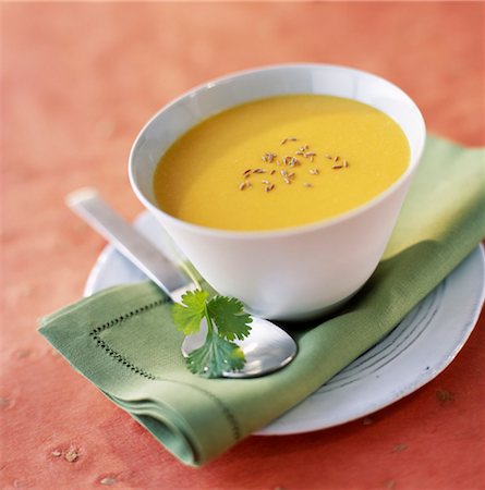 Oriental-style creamed carrot soup Foto de stock - Sin royalties Premium, Código: 652-03635124