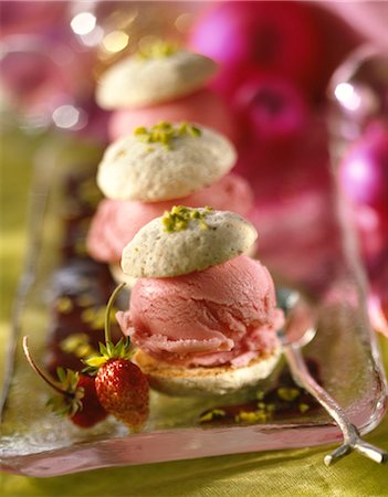 soft fruit dish - Macaron pistache avec sorbet fraise sauvage Photographie de stock - Premium Libres de Droits, Code: 652-03635136