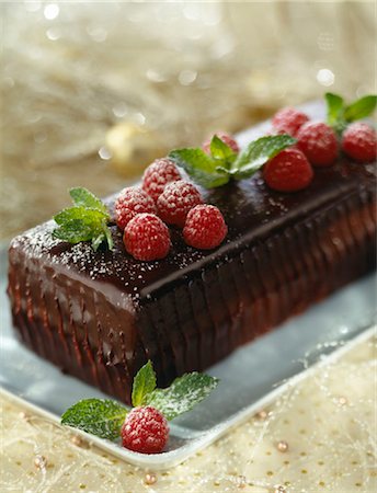 photographs of christmas desserts - Chocolate and raspberry log cake Foto de stock - Sin royalties Premium, Código: 652-03635131