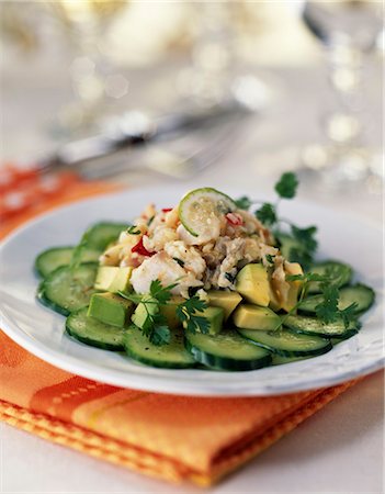 Concombre en tranches en forme de fleur avec la dorade et tartare d'avocat Photographie de stock - Premium Libres de Droits, Code: 652-03635156