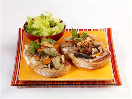 simsearch:652-03635275,k - Mushrooms and walnuts on toasted bread Stock Photo - Premium Royalty-Free, Code: 652-03635275