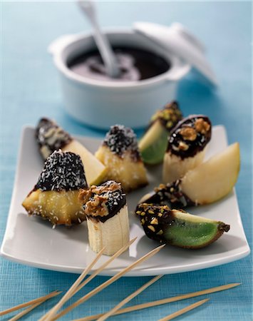 fondue (mets) - Fruits frais Fondue avec fondue au chocolat au lait et concassés de fruits secs et noix Photographie de stock - Premium Libres de Droits, Code: 652-03635286