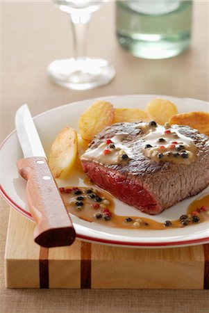 Thick beef steak with pepper sauce Foto de stock - Sin royalties Premium, Código: 652-03635319