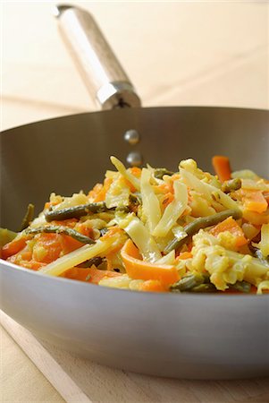 Vieux légumes cuits dans un wok Photographie de stock - Premium Libres de Droits, Code: 652-03635355