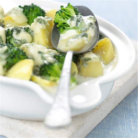 Gratin de brocoli et pommes de terre Photographie de stock - Premium Libres de Droits, Code: 652-03635405