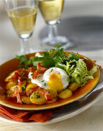 potatoes eggs bacon - Poached egg with diced bacon and fried potatoes Stock Photo - Premium Royalty-Free, Code: 652-03635448