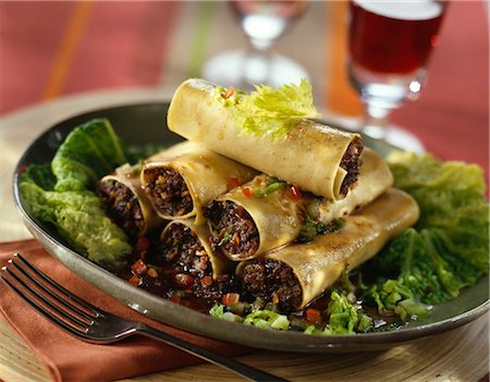panecillo - Stuffed lasagnes rolls Foto de stock - Sin royalties Premium, Código: 652-03635476