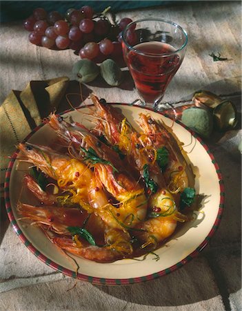 Gambas grillées au basilic, citron vert et baies roses Photographie de stock - Premium Libres de Droits, Code: 652-03635500