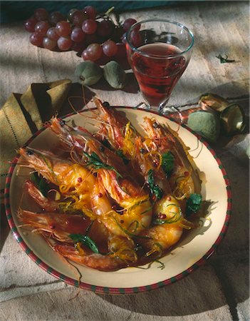 Grilled gambas with basil,lime and pink peppercorns Foto de stock - Royalty Free Premium, Número: 652-03635500