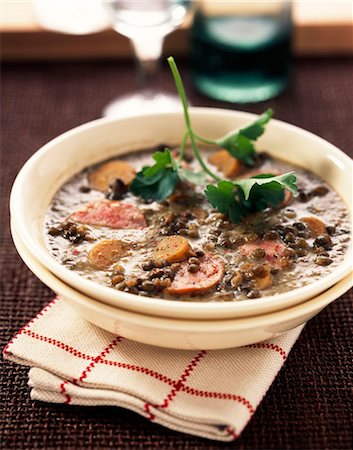 Lentil soup with  Morteau sausages Foto de stock - Sin royalties Premium, Código: 652-03635585