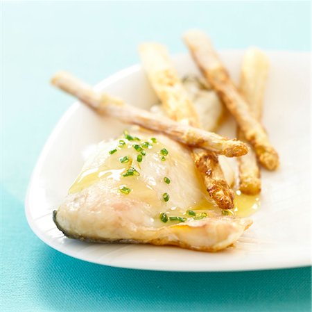 basse avec sauce au miel et asperges blanches grillées Photographie de stock - Premium Libres de Droits, Code: 652-03635711