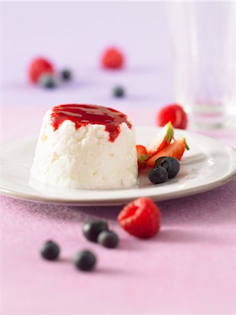 queso de cabra - Faisselle with summer fruit Foto de stock - Sin royalties Premium, Código: 652-03635713