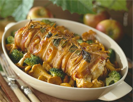 Rôti de veau enveloppées de bacon et sauge Photographie de stock - Premium Libres de Droits, Code: 652-03635748