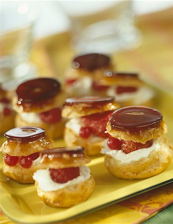 Petites bouffées de crème fouettées caramélisées avec fruits d'été Photographie de stock - Premium Libres de Droits, Code: 652-03635760