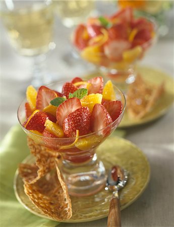 Salade de fruits fraise et orange Photographie de stock - Premium Libres de Droits, Code: 652-03635763