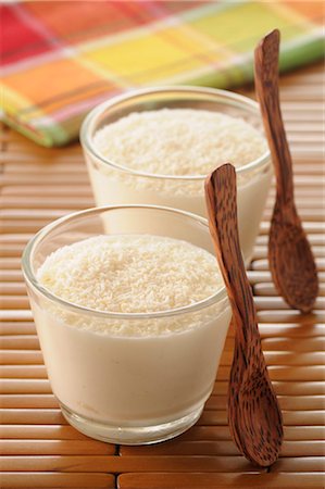 Coconut yoghurts Foto de stock - Sin royalties Premium, Código: 652-03635823